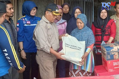 Salah satu keluarga korban kebakaran di Kampung Gunung Pitik, Kelurahan Sapuran, Kabupaten Wonosobo mendapat bantuan perlengkapan dapur dan makanan Selasa (27/9). (Sigit Rahmanto/Jawa Pos Radar Semarang)