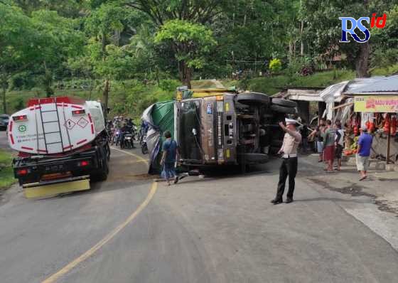 Truk tronton muatan triplek kecelakaan dan terguling karena tidak nanjak di tanjakan Kalimalang, Kecamatan Jambu Selasa (27/9). (Nurfaik Nabhan/Jawa Pos Radar Semarang)