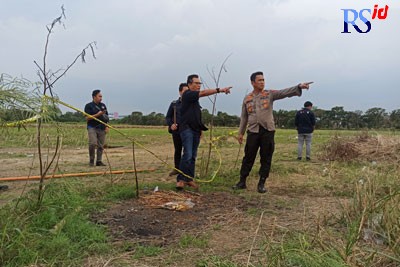 Wakil Ketua LPSK Edwin Partogi Pasaribu didampingi Kapolrestabes Semarang Kombes Pol Irwan Anwar mendatangi lokasi penemuan jasad Iwan Boedi Prasetijo Paulus di lahan CV Family, Kawasan Marina, Semarang Barat, Kamis (29/9). (M HARIYANTO/JAWA POS RADAR SEM