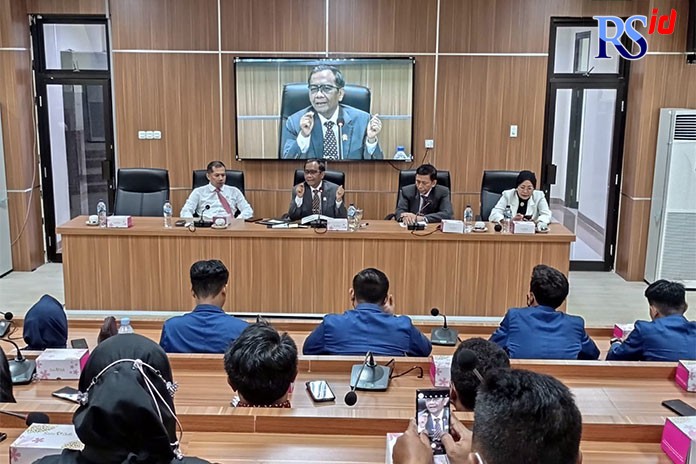 Mahfud MD saat mengisi kuliah umum di Universitas Semarang, Sabtu (3/9). (KHAFIFAH ARINI PUTRI/JAWA POS RADAR SEMARANG )