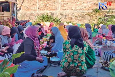 Masyarakat Dusun Pendem, Desa Girirejo, Kecamatan Ngablak, Kabupaten Magelang menggelar merti dusun, Rabu (14/9). (M. Iqbal Amar/Jawa Pos Radar Semarang)