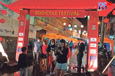 Suasana Mooncake Festival sangat meriah di tengah rintik hujan yang mengguyur kaasan Pecinan Magelang Jumat (9/9) malam. (ROFIK SYARIF G P/JAWA POS RADAR SEMARANG)