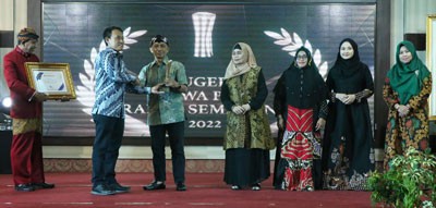 Choliq Zain mewakili grup musik Nasida Ria saat menerima penghargaan Special Achievement dari Jawa Pos Radar Semarang yang langsung diserahkan oleh CEO Jawa Pos Media Leak Kustiya dan Direktur Jawa Pos Radar Semarag Baehaqi di Gedung Gradhika Bhakti Praja