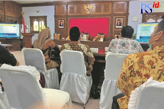 MINTA KEJELASAN: Puluhan tenaga honorer kesehataan BLUD menggelar audiensi dengan kepala Badan Kepegawaian Daerah, kepala Dinas Kesehatan dan direktur RSUD di aula kantor bupati Batang. (IST)
