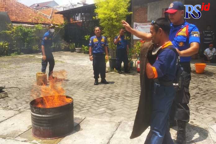 Sosialisasi kesiapsiagaan bencana oleh Damkar di Jalan Hawa IV, Kelurahan Karang Tempel, Semarang Timur. (FIGUR RONGGO WASSALIM/ JAWA POS RADAR SEMARANG)