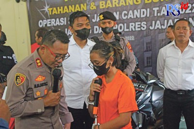 Tersangka tertunduk saat diinterogasi Kapolres Magelang di hadapan wartawan saat gelar kegiatan konferensi pers Operasi Jaran Candi 2022, Senin (26/9). (ROFIK SYARIF G P/JAWA POS RADAR SEMARANG)