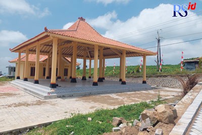 Bangunan pendopo baru di Liyangan, Desa Purbosari, Kecamatan Ngadirejo, Kabupaten Temanggung yang masih tampak kosong. (ADDIN ALFATH/JAWA POS RADAR SEMARANG)