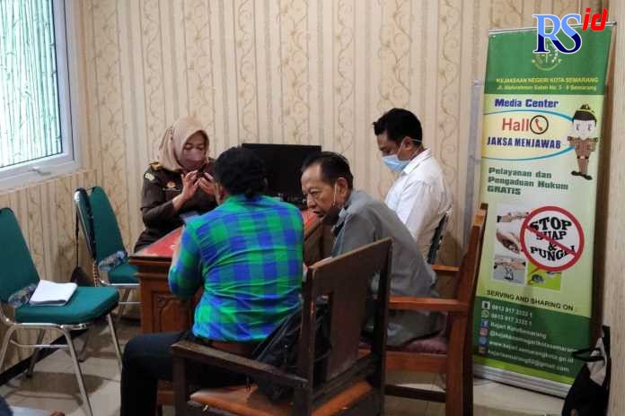 Kedua tersangka menjalani pemeriksaan di Kejari Kota Semarang didampingi kuasa hukumnya, Kamis (15/9). (IDA FADILAH/JAWA POS RADAR SEMARANG)