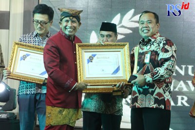 Direktur Polkesmar Semarang Dr Marsum BE S.Pd MHP saat menerima Anugerah Jawa Pos Radar Semarang 2022 dengan katogeri Politeknik Kesehatan Terbaik di Jawa Tengah di gedung Gradhika Bhakti Praja Semarang Jumat (9/9).(NUR CHAMIM/JAWA POS RADAR SEMARANG)