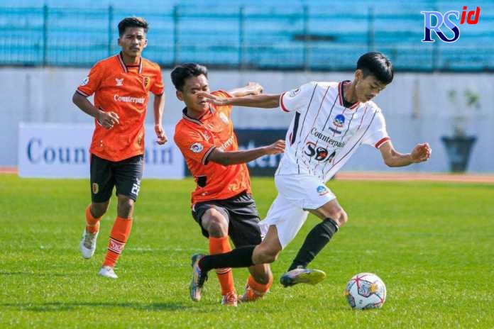 Laga Liga 3 Jateng antara PPSM Sakti Magelang menghadapi Persitema Temanggung pada laga perdana grup H Liga 3 Jateng 2022, di Stadion Moch. Soebroto Kota Magelang, Minggu (25/9). (Rofik Syarif/Jawa Pos Radar Semarang)
