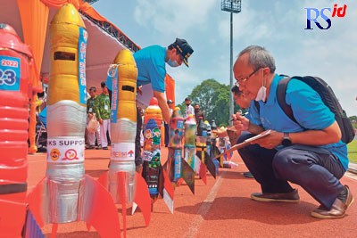 Tim juri sedang menilai roket-roket air yang akan diluncurkan di Stadion dr Moch Soebroto Kamis (29/9). (PUPUT PUSPITASARI/JAWA POS RADAR SEMARANG)