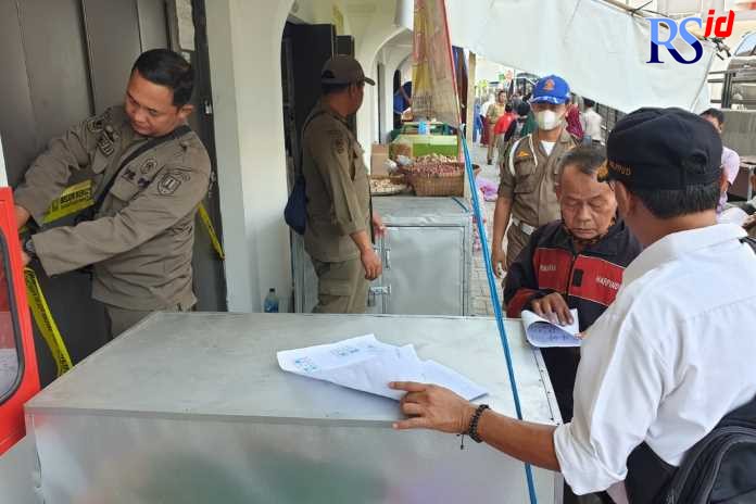 Petugas Satpol PP Kota Semarang menyegel lapak di Pasar Johar Selatan karena tidak ditempati pedagang. (ADENNYAR WYCAKSONO/JAWA POS RADAR SEMARANG)
