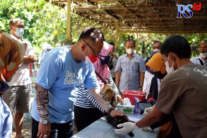 Pj Wali kota Sinoeng N Rachmadi megecek kegiatan vaksinasi rabies gratis di Taman Kota Bendosari Rabu (28/9/2022). (Dhinar Sasongko/Jawa Pos Radar Semarang)