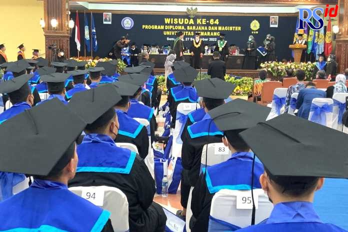 Rektor Universitas Semarang Dr Supari ST MT saat mewisuda 1152 mahasiswa di Auditorium Ir. Widjatmoko. (KHAFIFAH ARINI PUTRI/JAWA POS RADAR SEMARANG)