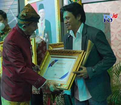 Yatin Yuli Pratomo S.Pd M.Si saat menerima Anugerah Jawa Pos Radar Semarang 2022 dengan kategori Tokoh Pemuda Pegiat Sosial di Gedung Gradhika Bhakti Praja Jumat (9/9). (NUR CHAMIM/JAWA POS RADAR SEMARANG)