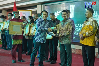 Direktur Perumda Air Minum Sendang Kamulyan Yulianto SH saat mendapatkan Anugerah Jawa Pos Radar Semarang dengan kategori Pengelola BUMD Peduli Lingkungan. (NUR CHAMIM/JAWA POS RADAR SEMARANG)