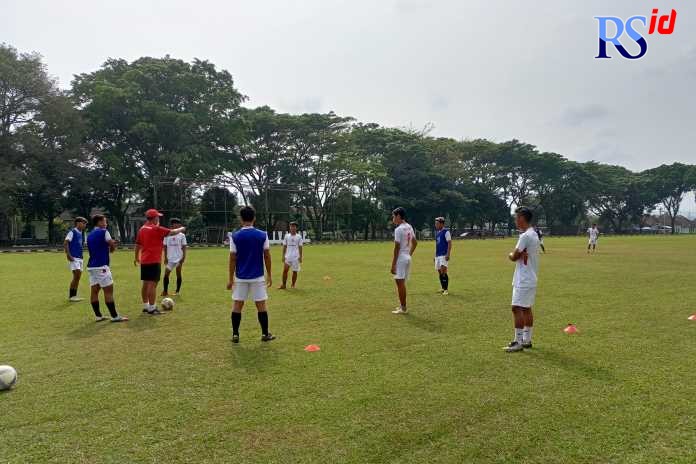 Yusak Sutanto saat memimpin latihan tim PPSM Sakti Magelang.(ROFIK SYARIF G P/JAWA POS RADAR SEMARANG)