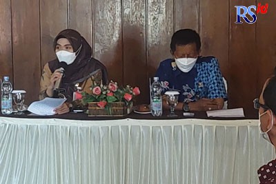 Bupati Demak dr Eistianah dan Kepala Dinputaru Ahmad Sugiarto dalam rapat koordinasi terkait penataan ruang. (Wahib Pribadi/Jawa Pos Radar Semarang)