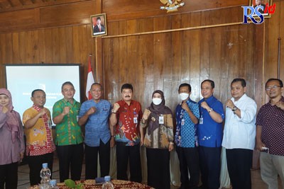 Kepala Dinputaru Pemkab Demak Ahmad Sugiarto bersama Bupati Demak dr Eistianah dan para kepala OPD foto bersama dalam rakor penataan ruang. (Wahib Pribadi/Jawa Pos Radar Semarang)