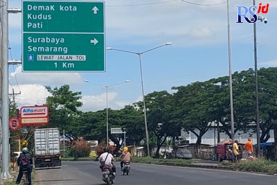 Sebuah papan penunjuk jalan telah dipasang jelang pengoperasian jalan tol Semarang-Demak yang nantinya akan dilanjutkan dengan jalan tol Demak-Tuban. (Wahib Pribadi/Jawa Pos Radar Semarang)