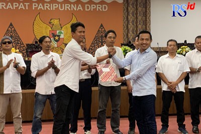 Ketua DPRD Kendal Muhammad Makmun menyerahkan SK APMDN Kendal. (DEVI KHOFIFATUR RIZQI/ JAWA POS RADAR SEMARANG)