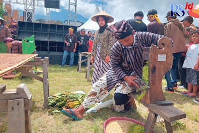 Salah satu peserta perajang dan penganjang tembakau saat berlomba di Festival Lembutan Bansari Minggu (30/10). (ADDIN ALFATH/ JAWA POS RADAR MAGELANG)