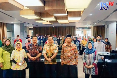 Wali Kota Pekalongan, HA Afzan Arslan Djunaid  berfoto bersama pelaku UMKM dalam Pelatihan Pengadaan Barang dan Jasa pada Rabu (12/10). (Lutfi Hanafi/Jawa Pos Radar Semarang)