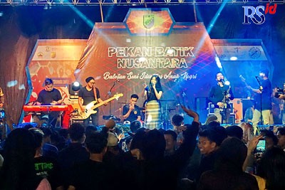 Penyanyi Salsa Bintang saat menutup kemeriahan PBN 2022 di Kawasan Budaya Jetayu Kota Pekalongan, pada Minggu malam (9/10). (Lutfi Hanafi/Jawa Pos Radar Semarang)