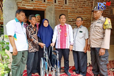 Wali Kota Pekalongan, HA Afzan Arslan Djunaid didampingi Ketua Baznas setempat menyerahkan bantuan kursi roda kepada orang tua Khafi, Zubaeri, di Tegalrejo Pekalongan Barat, Selasa (11/10). (Istimewa)