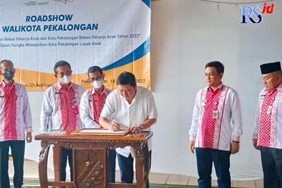 Pimpinan CV Budi Djaya (Teh Bandulan) melakukan penandatanganan komitmen perusahaan bebas pekerja anak disaksikan Wali Kota Pekalongan Afzan Arslan Djunaid, Selasa (18/10). (Lutfi hanafi/Jawa Pos Radar Semarang)