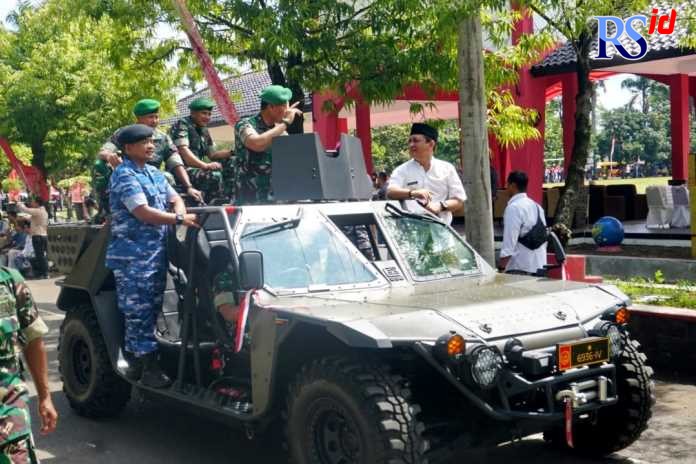 apel merah putih di Lapangan mataram di kompleks Pemkot Pekalongan Jumat (7/10) pagi. (Luthfi Hanafi/Jawa Pos Radar Semarang)