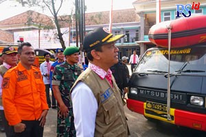 Wali Kota Pekalongan, HA Afzan Arslan Djunaid, mengecek peralatan kesiapsiagaan bencana Selasa (25/10). (Lutfi Hanafi/Jawa Pos Radar Semarang)