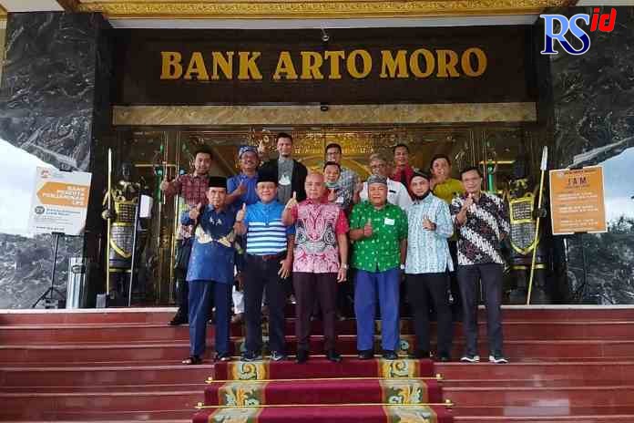 KUNJUNGAN : Komisaris Utama sekaligus Pemegang Saham Pengendali (PSP) BPR Arto Moro Dr H Subyakto SH MH MM berfoto bersama dengan pimpinan 10 BPRS dari Kalimantan, Sumatera, Jateng, Jabar yang berkunjung ke BPR Arto Moro. (ISTIMEWA)