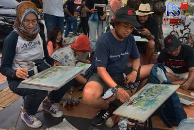 Harry Suryo (duduk belakang) bersama Komunitas Semarang Sketchwalk saat melukis sketsa di Jalan Pemuda, Semarang. (inzet) Dua lukisan sketsa karya Harry Suryo. (NUR CHAMIM/JAWA POS RADAR SEMARANG)