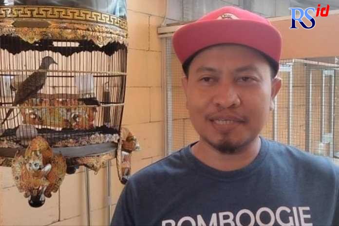 Lutut Nugroho yang beternak burung perkutut di rumahya di Kebondalem, Kecamatan Kota Kendal. (BUDI SETYAWAN/JAWA POS RADAR SEMARANG)