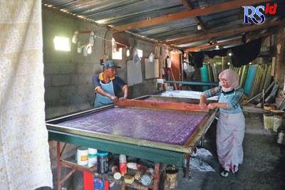 Pengerjaan batik cap lebih cepat ketimbang batik tulis yang harus dicanting. (NURFAIK NABHAN/JAWA POS RADAR SEMARANG)