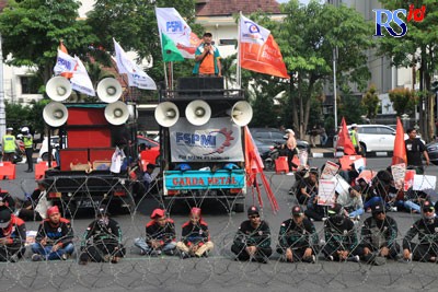 Anggota KSPI Jateng menggelar aksi menuntut kenaikan UMP Jateng sebesar 13 persen di depan kantor Gunernuran Rabu (12/10). (NUR CHAMIM/JAWA POS RADAR SEMARANG)
