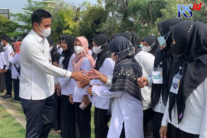 Bupati Kendal Diico M. Ganinduto saat memberikan semangat kepada para petugas Regsosek 2022 usai Apel Kesiapsiagaan di Alun-alun Kendal Rabu (12/10). (DEVI KHOFIFATUR RIZQI/ JAWA POS RADAR SEMARANG)