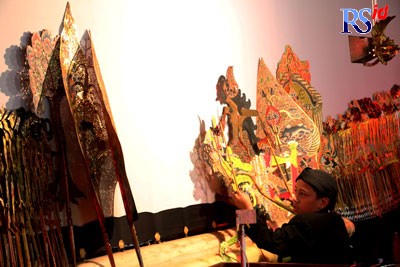 Salah satu dalang muda mempertunjukkan aksinya di Gedung Oudetrap Kota Lama Kamis (27/10). (NUR CHAMIM/JAWA POS RADAR SEMARANG)