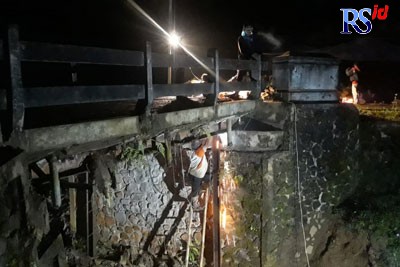 Petugas saat melakukan penanganan darurat Jembatan Garung, Yosorejo, Petungkriyono usai erosi, Rabu (19/10) malam. (Istimewa)