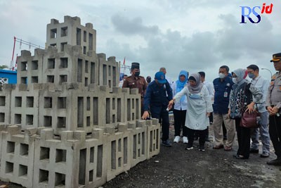 Pj Bupati Batang bersama Dekan Fakultas Perikanaan Undip dan jajaran direksi PT BPI melihat modul APR dan AFA dari limbah batubara. (RIYAN FADLI/JAWA POS RADAR SEMARANG)
