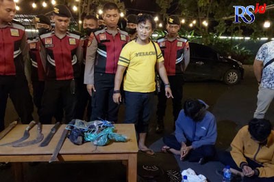Polisi saat mengamankan remaja berserta senjata tajam yang mereka bawa untuk tawuran, Sabtu (22/10) malam.  (Istimewa)