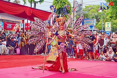 Salah satu peserta dengan kostum batik mewah dalam Jagad Pekalongan Batik Carnival Tahun 2022. (Istimewa)