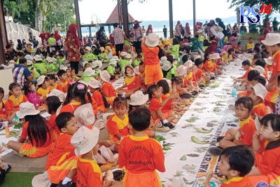 Anak-anak antusias dalam mengikuti Ecoprint Batik Festival di Bukit Cinta Ambarawa. (NURFAIK NABHAN/Jawa Pos Radar Semarang)
