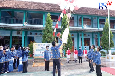 Launching perpustakaan digital di sekolah ditandai dengan menerbangkan balon. (Istimewa)