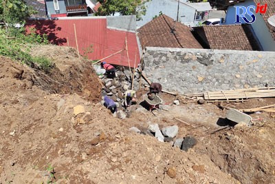 Sejumlah warga bersama TNI/Polri bersihkan material longsor di Desa Wirogomo Kecamatan Banyubiru Kabupaten Semarang. (NURFAIK NABHAN/Jawa Pos Radar Semarang)