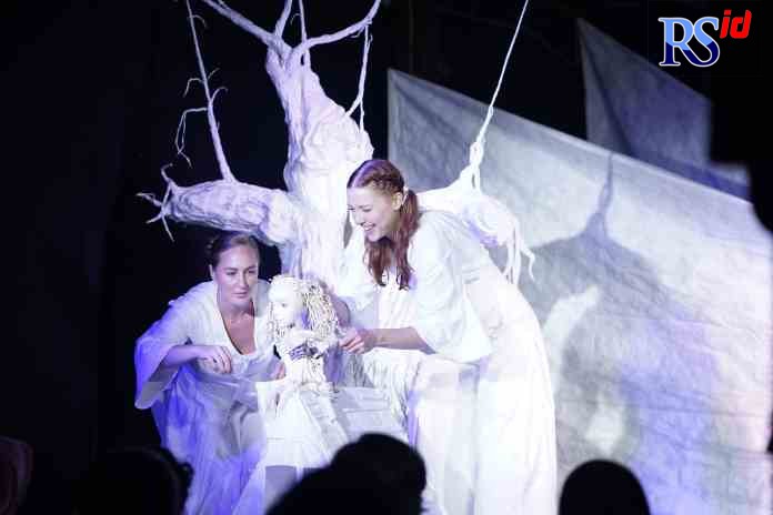 UNFOLDING SHOW : Pementasan panggung boneka Margaritha Blush pukau mahasiswa Fiskom dan FBS UKSW di Lembaga Percik Salatiga. (Dokumentasi US Embassy Jakarta)