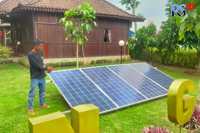 Warga Desa Sugihmas, Kecamatan Grabag, Kabupaten Magelang menggunakan Pembangkit Listrik Tenaga Surya (PLTS). (M. Iqbal Amar/Jawa Pos Radar Semarang)