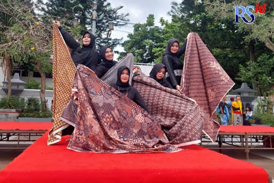 Para model memperagakan busana batik khas Temanggung di area City Walk Temanggung. (ADDIN ALFATH/JAWA POS RADAR SEMARANG)