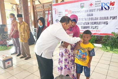 Bupati Semarang Ngesti  Nugraha menyerahkan bantuan kepada korban bencana alam. (Maria Novena/Jawa Pos Radar Semarang)
